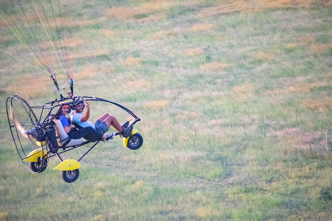 découvrez la magie du paramotoring, une activité aérienne passionnante qui vous permet de survoler des paysages à couper le souffle. parfait pour les amateurs de sensations fortes et les amoureux de la nature, le paramotoring combine la liberté du vol et l'adrénaline de l'aviation légère. oserez-vous prendre votre envol?